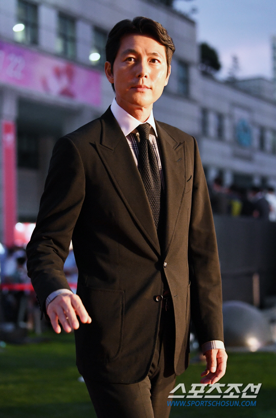 After the MV Sewol disaster, the emotional debt consciousness of being sorry for young friends as an older generation has grown.Actor Jung Woo-sung, who recently caused controversy over the issue of Jeju Island Yemen refugees with Xiao Xin remarks, once again attracted attention by revealing his life philosophy, Xiao Xin.Jung Woo-sung attended Star, Actor, Artist Jung Woo-sung, a section of the 22nd Bucheon International Fantastic Duo Film Festival actor SEK, held at the Koryo Hotel in Sangdong, Bucheon City, Gyeonggi Province on the afternoon of the 13th.It started in 1994 with the film Nine-tailed Fox (director Park Hun-soo), and Jung Woo-sung, which celebrated its 25th anniversary this year.The Buchen International Fantastic Duo Film Festival has a meaningful time with fans by holding a SEK exhibition that focuses on the acting theory and works of Jung Woo-sung.Jung Woo-sung, who attended the SEK exhibition on the day, said, I think all my works are SEK, but I feel the weight of receiving SEK from others.I want to be able to receive SEK exhibition, and I want to live as hard as I can, and I think I got a gift too early for a long way to go. Jung Woo-sung has been loved by young stars with his warm appearance in his debut, and has been loved explosively by shaking his emotions. He is now playing a role that does not fear challenges regardless of genre or character.He has become an actor who believes and sees the audience, and he has recently talked about his issue of Xiao Xin.Jung Woo-sung, who revealed his thoughts to various social issues as well as narration of the documentary film The Day, Sea (18, directed by Kim Ji-young), which deals with the MV Sewol disaster.Recently, I have been interested in the Yemen refugee situation in Jeju Island, and I have received the bitter voice and evil of the netizen after the refugee advocacy remarks.Nevertheless, his Xiao Xin remarks did not break down, and on this day, Jung Woo-sung revealed his thoughts on social issues without hesitation and truth.Jung Woo-sung said, When I was offered Sea that day, there were a lot of sensitive problems about MV Sewol.It was a disaster-like accident that was not an accident personally but a strange combination of various interests.I was pleased to accept the proposal of the production team to try to tell the story that the truth was not clarified. From a certain moment, I started to voice my voice about social issues, and it seems to be related to MV Sewol. It was the biggest case that I was sorry for as an older generation.Most generations of my age believe there will be an emotional debt consciousness to the Friends who have been hit by the MV Sewol disaster.I think we have naturally thought about what kind of voice we should do and MV Sewol seems to have given me homework. He tries to act rather than being privately silent.We seem to have been longed to be silent as we have been through a dictatorship.At some point, the frame was put on and it was not possible to do so even though it was the right of the people to talk about their own wishes and Xiao Xin.I think each person is slowly awakening by acting. I want to act as one of someone, so I decided to start to speak out from me. Jung Woo-sung, who does not hide the unwavering Xiao Xin, just like the Great Side.I can not guarantee that the Xiao Xin remarks will not happen, but his attitude to seriously consider and reflect on social issues is a national actor.