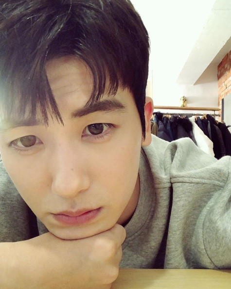 Park Hyung-sik has been told of the latest smacks full of smacks.Park Hyung-sik posted a picture on his Instagram account on Thursday with an article entitled The Strike.In the public photo, Park Hyung-sik is proud of his distinctive features by staring at the camera with his chin on his right hand.The so-called dumb full of faint eyes makes the viewers heartbeat.Meanwhile, Park Hyung-sik appeared on KBS2 drama Suits which last June, and performed Jang Dong-gun and warm romance.Photo: Park Hyung-sik Instagram