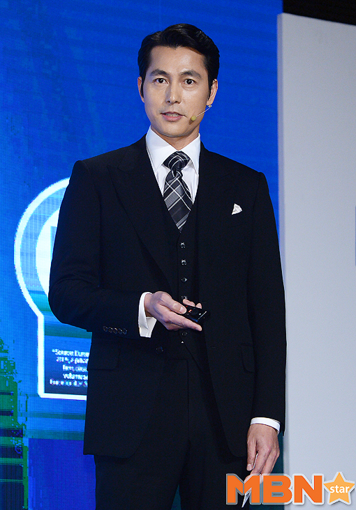 Jung Woo-sung had a time to look back on 25 years of actor life in commemoration of opening actor SEK exhibition.On this day, Jung Woo-sung said, I asked myself a question. My work is SEK, but it is weighty to listen to third parties.I have been working for 25 years and have worked a lot, but I have not been able to communicate with the audience a lot more than 20 years ago, he said.I think it will be more valuable because it will be an opportunity to check the Jung Woo-sung actor once again with his previous work. Jung Woo-sung, who breaks the frame of image and top model for each work, looked back on the actors life of the past 25 years and all the works were always turning point and Top Model.Jung Woo-sung said, All works are always turning point, Top Model. Bit is a work that can not be separated from Jung Woo-sung.It was a work that presented the modifier of youth as an actor, and since the teens were just in their 20s when they were teenagers, it was a work that was good for the character and the way I comforted the character. After that, I met a good coach, colleague, and friend named Kim Sung-soo.When I was in his 40s with him, I felt a passion that seemed to break the time gap that they could not meet at once.  It is a work that raised awareness of what kind of work I did not settle for myself.I think the work Asura has made a turning point, he said.Choi, Yong Bae Commission, based on the actor SEK, described Jung Woo-sungs 25-year actor life as the first half.Jung Woo-sung said, When I look back, there may be many regrets. If I feel sorry, there will be works that stimulate me with the feeling of regret.I think I can see the vision of the future through such feelings.I think it will be a time to look back on Jung Woo-sungs time after the first half and show the vision of the second half. Jung Woo-sung, who was recently appointed as a member of the SEK Committee for Inter-Korean Film Exchange with actor Moon Sung-geun, gave a word about North Korean film exchanges.As I participated in the Inter-Korean Film Exchange Conference, I thought that difficult things were coming forward.Because there are many situations in which politics, economy, and continual intertwining are so many, (inter-Korean film exchanges) do not go fast.If we talk about cultural aspects during the third inter-Korean summit, I think it would be an opportunity for the film exchange to be smooth, he said.Expectations are high for Jung Woo-sung, who finished the first half of the actors game, to tell the story to be told in the SEK match.