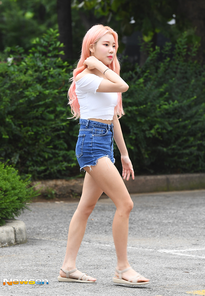 KBS 2TV Music Bank rehearsal was held at the public hall of KBS New Pavilion in Yeouido, Yeongdeungpo-gu, Seoul on July 13th.On that day, Momoland (Hye Bin, Yeonwoo, Jane, Taeha, Nayun, Daisy, Ajin: Demi-Human, Jui, Nancy) attended the rehearsal.yun da-hee