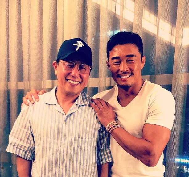 Singer Yoon Jong Shin and UFC player Yoshihiro Akiyama met.On July 13, Yoon Jong Shin posted a picture on his instagram with an article entitled Love is Father Yoshihiro Akiyama.Inside the photo was a picture of Yoon Jong Shin standing side by side with Yoshihiro Akiyama.The uneven muscles of Yoshihiro Akiyama, revealed above a white short-sleeved T-shirt, are visible; a glimpse of the cheerful scene atmosphere is seen from the warm smiles of the two.delay stock
