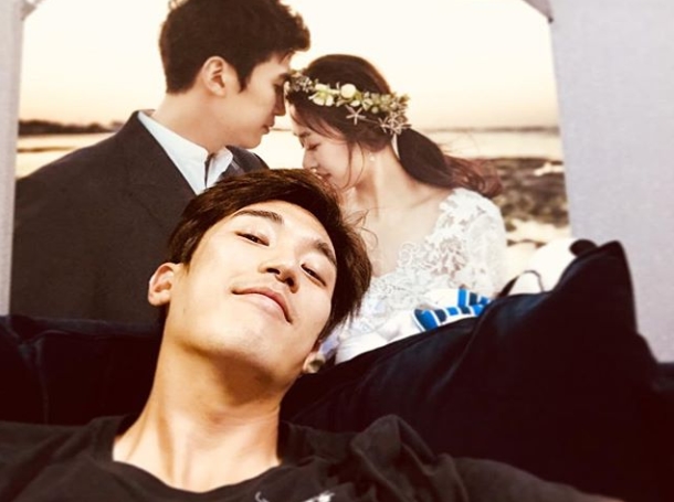 Actor Kang Kyung-joon revealed his extraordinary affection for his wife Jang Shin-young.Kang Kyung-joon posted a picture on his instagram on July 13 with an article entitled Im happy, my house is the best.In the photo, Kang Kyung-joon, who is taking selfie in the background of wedding photos, is included.Kang Kyung-joon looks at the camera and looks confident.Kang Kyung-joons pose, which has raised his head to take a picture in the background of a wedding photo, attracts Eye-catching.The fans who encountered the photos responded to You are a lover, You look happy, You are wonderful.delay stock