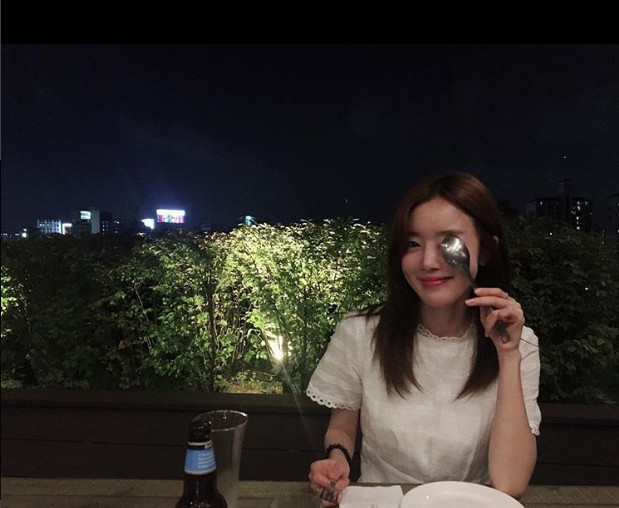 Han Sun-hwa boasts a pure charmHan Sun-hwa uploaded several recent photos to his Instagram account on July 13.Inside the picture is a picture of Han Sun-hwa, who is wearing a white One Piece and having dinner; a small face with a sponge that is half I will not.The unique clean atmosphere is impressive.sulphur-su-yeon