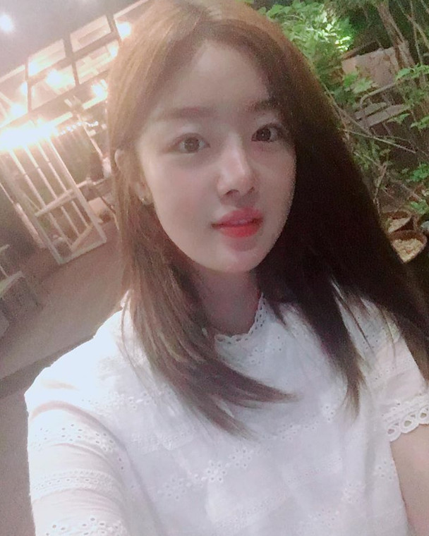 Han Sun-hwa boasts a pure charmHan Sun-hwa uploaded several recent photos to his Instagram account on July 13.Inside the picture is a picture of Han Sun-hwa, who is wearing a white One Piece and having dinner; a small face with a sponge that is half I will not.The unique clean atmosphere is impressive.sulphur-su-yeon