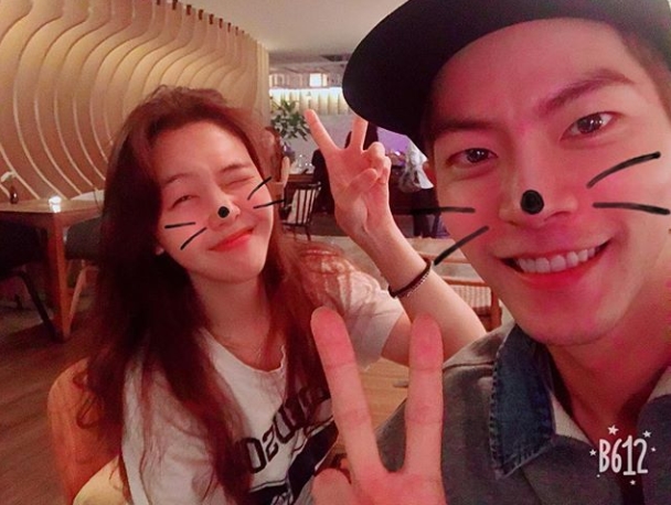 Actor Hong Jong-Hyun has unveiled a delightful time with group Girls Day member Minah.Hong Jong-Hyun wrote on his Instagram account on July 13, Absolute Boyfriend Umdada X Ma Wang Jun. I didnt drink.Thanks to the lighting and posted a picture.The photo shows Hong Jong-Hyun and Minah, who are V-posing, and they are dressed in beards with mobile phone applications.Minahs eyes and Hong Jong-Hyuns warm smile attract Eye-catching.The fans who responded to the photos responded I am waiting for Absolute Boyfriend, I am cute, handsome, I am both and I am envious.delay stock