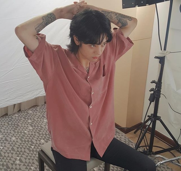 Singer Jung Joon-young showed off his down shirt fit from the fitting model.Jung Joon-young posted a picture on his Instagram on July 13 with an article entitled Strengthy Hui-ja ~ Hui-ja ~.The photo shows Jung Joon-young posing in a pink short-sleeved shirt; a tattoo above Jung Joon-youngs arm stands out.Jung Joon-youngs brainwashing eyes are also attractive.The fans who responded to the photos responded such as big and cool, handsome, Pink is the best.delay stock