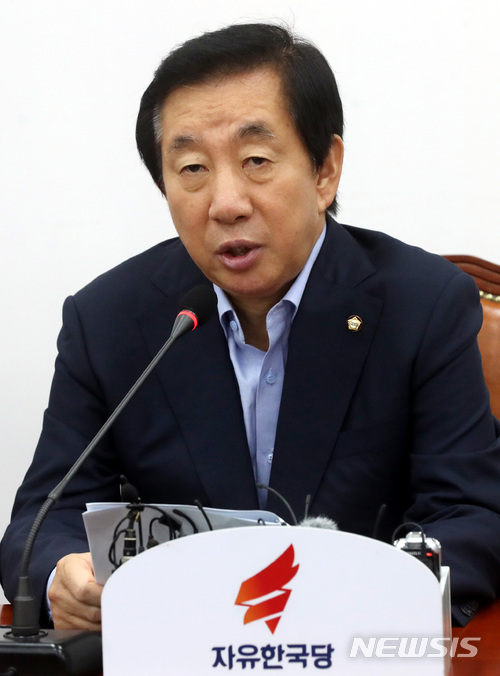 【서울=뉴시스】박영태 기자 = 13일 오전 서울 영등포구 여의도 국회에서 진행된 자유한국당 원내대책회의에서 김성태 당대표 권한대행 겸 원내대표가 발언을 하고 있다. 2018.07.13.since1999@newsis.com