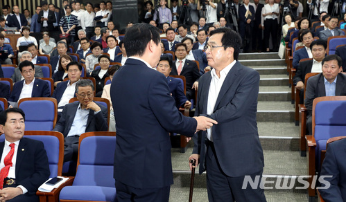 【서울=뉴시스】박영태 기자 = 12일 오후 서울 영등포구 여의도 국회에서 진행된 자유한국당 의원총회에서 심재철 의원이 의사발언진행을 신청했으나 김성태 당대표 권한대행 겸 원내대표가 국회부의장 후보를 먼저 선출한 다음에 의사진행 발언을 하라며 제지하고 있다. 2018.07.12.since1999@newsis.com