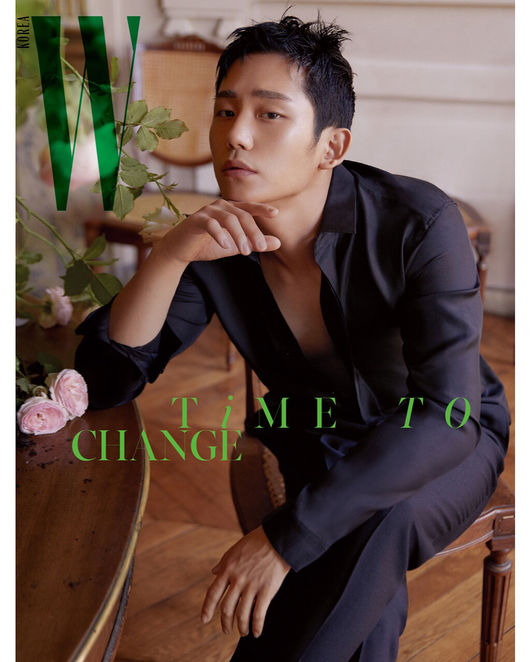 Actor Jung Hae In has become a cover model for the August issue of Fashion Magazine.Fashion magazine W Korea will release the cover of the August issue of W. August, which contains two different faces of Actor, through official SNS on the 13th.Sometimes you can meet his charming figure like a man who is a man and sometimes a sunny boy. In the photo, there is a picture of Jung Hae In floating on the water wearing a blue shirt and Jung Hae In posing with a black shirt.Meanwhile, Jung Hae In has been loved by JTBC s pretty sister who buys rice well recently, and caused a younger son syndrome.W Korea Instagram