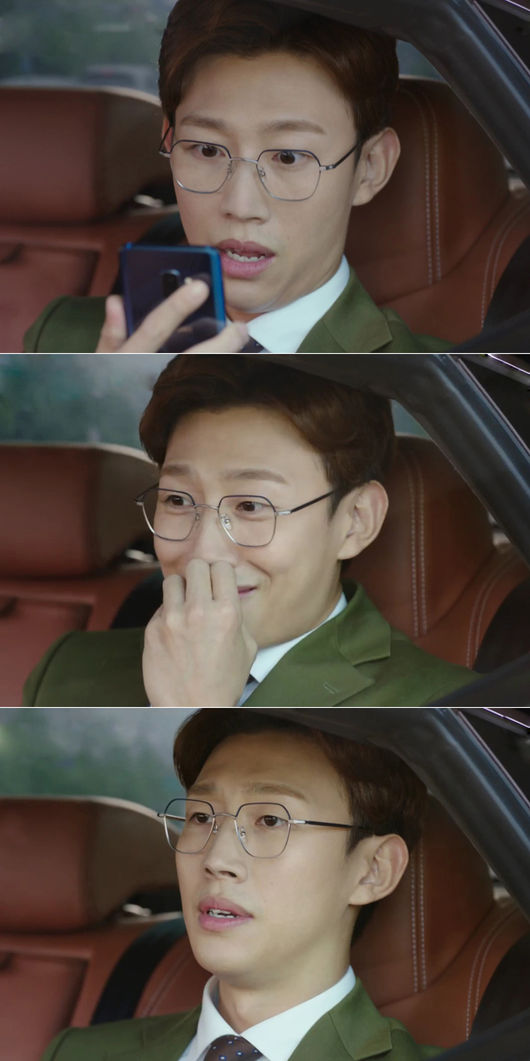 Actor Kang Ki-young of TVN drama Why is Kim Secretary? showed the charm of the past class and made the house theater shake.In the 12th episode of Why Will Secretary Kim Do It broadcast on the 12th, it is intense and unconventional (?)Kang Ki-young (played by Park Yoo-sik), whose reunion with his former wife Seo Hyo-rim (played by Choi Seo-jin) was once again frustrated by a speech mistake.Kang Ki-young created another scene by blowing up the chance to reunite with Seo Hyo-rim, who has dramatically come to the nickname of Park Kyung-sol, which was misunderstood as a new boyfriend by his cousins brother.The charm of Kang Ki-young, which is more cute and lovely because of the gap, has begun to stand out in earnest after the reunion with Seo Hyo-rim.Kang Ki-young, who has been giving love advice to Park Seo-joon (Lee Yeongjun station), has been a naive and innocent person in his love history.Kang Ki-youngs character digestion power, which captures the attention of each scene, is considered to be the first to make fun of the drama.It is said that the character that can be seen only lightly is expressed with appropriate humor, wit, and stable acting ability.Since Kang Ki-young has created his own characters in various genres of work, Park Yoo-sik has also sublimated into a life character and continues to be famous for the character maker.Why would Kim do that?