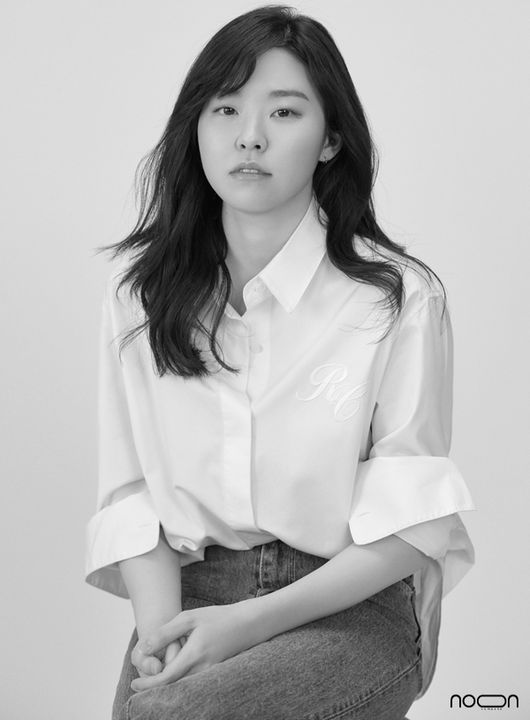 Actor Minjee Lee has released a new profile photo.In the photo released on the 13th, Minjee Lee cleans up his jeans in a white shirt and emits a clean and natural atmosphere unique to Minjee Lee. The natural hairstyle adds modernity to black and white, bringing all the urban and casual mood.In another photo, I gave a point with a check jacket and added stylishness.Especially, it looks at the camera with a languid and sharp eye reminiscent of a cat in a free pose sitting on the floor comfortably and emits a chic charm.In the final profile cut, which is all matched with pure white, a bright smile catches the eye: his smile, which he can not often meet because he has drawn a deep and heavy character.If you look at a pure smile that is not buried when you are full of charm, the worlds sorrow seems to be forgotten.Minjee Lee, who was loved by Jang Mi-ok in 1988, first came to prominence in the independent film industry. In particular, she has won the 21st Pusan ​​International Film Festival Actor of the Year and the 5th Best Actress Award for Best Actress in a Wild Flower Film.Currently, along with Do Kyung-soo, Nam Ji-hyun, and Cho Han-chul, TVNs new mystery romance drama The Hundred Days of the Nang Gun (director Lee Jong-jae) is being filmed on the unheard of missing taxa case to be aired in the second half of this year.snow company