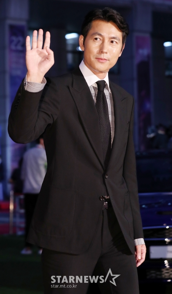 Actor Jung Woo-sung spoke of his thoughts about making social remarks; he confessed that he seemed to have made his Voice to me after the MV Sewol incident.Jung Woo-sung has recently been walking the Xiao Xin, including revealing political Xiao Xin and attending MV Sewol related films.He also has a social voice, such as revealing his thoughts on refugee issues.Jung Woo-sung said, From a moment I think that I started to make Voice, maybe it was related to MV Sewol. I am sorry as an older generation, and my generation of actors among our actors will have a big emotional debt and debt to their young friends.Jung Woo-sung said, What kind of voice we should pay is the homework given by MV Sewol.I thought that we should act naturally without silence. As we went through the dictatorships that passed, we were tamed to silence.It was framed as a red when talking against the regime, and the people were tamed by the silent saying that they should concentrate on eating and living without political interest. He said, It is natural to talk about the hardships in society and to say what I want from the political circle. There was a past time when I had to be careful and not be able to do that.Meanwhile, in this Jung Woo-sung special exhibition, a total of 12 films will be screened to give a glimpse of Jung Woo-sungs movie life.In addition, a variety of events will be held during the festival, including Mega Talk, commemorative booklet publication, exhibition, OST concert including the theme song of Jung Woo-sung, and limited edition souvenirs inspired by his films.Bucheon (Gyeonggi): Kim Mi-hwa