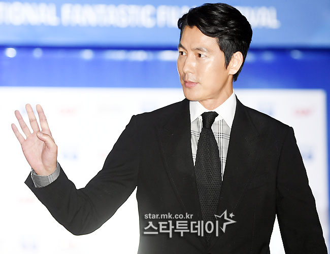 Actor Jung Woo-sung revealed why he became socially vocal.I think its related to MV Sewol that weve been talking about, Jung Woo-sung said.Among our actors, my ages have been greatly aroused by an emotional sense of debt that they are sorry for their young friends.Were doing what we have to do with a voice, a homework that MV Sewol gave us. Were doing it without being silent.It was like a red-blooded word when we talked about it against the regime, he said. There was pressure to stay true to eating and living without being interested in politics.It was natural to talk about society and politics, but it didnt happen, said Jeong U-eo, and there were times when self-censoring and careful making were made.Wherever he was, he was strangely trained in such a manner.It is important that someone act and wake up about censoring the wrong things of the past. I wanted to be one of them. This year, BIFAN focuses on actor Jung Woo-sung with the title of Star, Actor, Artist Jung Woo-sung (JUNG Woo-sung: The Star, the Actor, the Artist).Various events will be held, including screenings of Jung Woo-sungs representative works such as Beat, No Sun, Asura and Steel Rain, as well as dialogue among audiences.