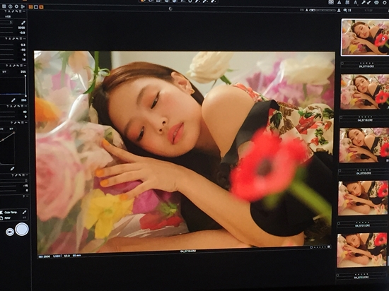 BLACKPINK Jenny Kim boasts alluring charmJenny Kim posted several photos on her Instagram account on Wednesday.Jenny Kim, who seems to be filming, is releasing a picture of herself taken, in which she poses among the flowers in a colorful floral dress.Jenny Kims charismatic eyes, looking at the flowers, caught my eye.Looking at the camera with flowers in hand, Jenny Kim took various facial expressions and poses, boasting beautiful beautiful looks and luxurious atmosphere.When his photos were released, fans also responded that they were beautiful than flowers and too beautiful.BLACKPINK released its first mini album SQUARE UP on the 15th of last month and won first place in music broadcasting and various music charts with its title song Tududoudu.BLACKPINK will continue its follow-up song with FOREVER YOUNG from the 14th.Photo = Jenny Kim Instagram