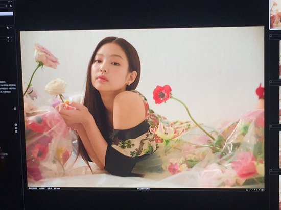 BLACKPINK Jenny Kim boasts alluring charmJenny Kim posted several photos on her Instagram account on Wednesday.Jenny Kim, who seems to be filming, is releasing a picture of herself taken, in which she poses among the flowers in a colorful floral dress.Jenny Kims charismatic eyes, looking at the flowers, caught my eye.Looking at the camera with flowers in hand, Jenny Kim took various facial expressions and poses, boasting beautiful beautiful looks and luxurious atmosphere.When his photos were released, fans also responded that they were beautiful than flowers and too beautiful.BLACKPINK released its first mini album SQUARE UP on the 15th of last month and won first place in music broadcasting and various music charts with its title song Tududoudu.BLACKPINK will continue its follow-up song with FOREVER YOUNG from the 14th.Photo = Jenny Kim Instagram