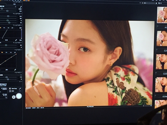 BLACKPINK Jenny Kim boasts alluring charmJenny Kim posted several photos on her Instagram account on Wednesday.Jenny Kim, who seems to be filming, is releasing a picture of herself taken, in which she poses among the flowers in a colorful floral dress.Jenny Kims charismatic eyes, looking at the flowers, caught my eye.Looking at the camera with flowers in hand, Jenny Kim took various facial expressions and poses, boasting beautiful beautiful looks and luxurious atmosphere.When his photos were released, fans also responded that they were beautiful than flowers and too beautiful.BLACKPINK released its first mini album SQUARE UP on the 15th of last month and won first place in music broadcasting and various music charts with its title song Tududoudu.BLACKPINK will continue its follow-up song with FOREVER YOUNG from the 14th.Photo = Jenny Kim Instagram