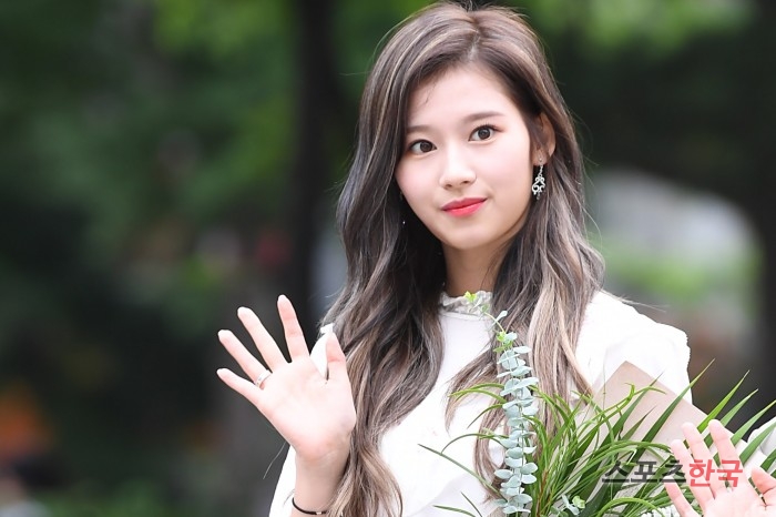 TWICE Sana is going to work at KBS 2TV Music Bank rehearsal at the KBS New Hall in Yeongdeungpo-gu, Seoul on the morning of the 13th.