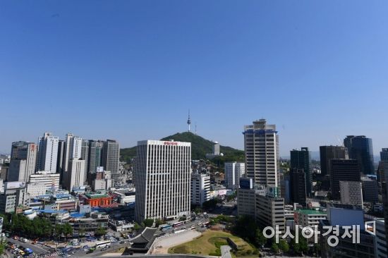 전국적으로 미세먼지 농도가 '좋음~보통' 수준을 보인 4일 서울 남산 일대 하늘이 맑고 푸르다. /문호남 기자 munonam@