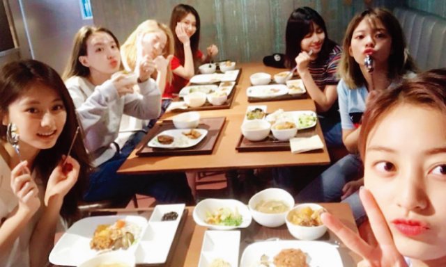 JYP 인기 걸그룹 트와이스가 신사옥 구내식당에서 식사하는 사진을 공개해 화제가 됐다. [트와이스 인스타그램]