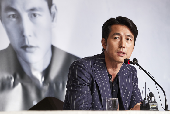 In April, he participated in the narration of the documentary Sea (director Kim Ji-young), which urges the investigation of the truth of MV Sewol, and put his strength on the movie message.MV Sewol was not a simple sick accident, but a disaster with a lot of understanding, he said. I thought that our society would try harder to find out the truth, and I would do it right in a few minutes (with the crew who asked for the narration).From just gunmen to filthy, filthy detectives, his filmography is not defined as a specific genre or character.The SEK exhibition booklet published by Film Festival also contains his candid intentions, which have been expanding his stride as an actor for the past 25 years.The 22nd Bucheon International Fantastic Jung Woo-sung actors 25-year SEK premiere 12 films. Goods with the photo exhibition will be burned in a day