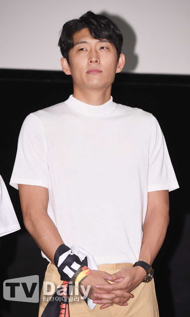 Actor Ko Joon is attending the stage greeting of the movie Sunset in My Hometown (director Lee Joon-ik production Sunset in My Hometown Culture Industry Limited Company) held at CGV Yeongdeungpo, Seoul on the afternoon of the 14th.Sunset in My Hometown starring Park Jung-min and Kim Go-eun is a delightful film about the biggest crisis of the life of a young student (Park Jung-min), who was forced to be summoned to his black-history hometown Sunset in My Hometown by the tricks of unrequited love Sunmi (Kim Go-eun).Sunset in My Hometown stage greeting