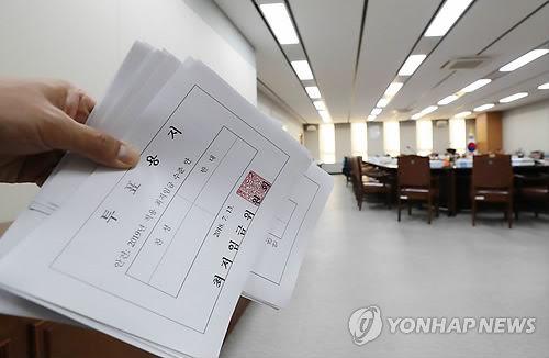 최저임금 D-1, 투표 준비 (세종=연합뉴스) 이진욱 기자 = 13일 오후 정부세종청사 최저임금위원회에서 열린 제14차 전원회의에서 관계자가 투표 용지를 준비하고 있다. 2018.7.13  cityboy@yna.co.kr  (끝)