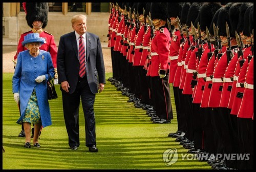 도널드 트럼프 미국 대통령과 엘리자베스 2세 영국 여왕(왼쪽) [EPA=연합뉴스]