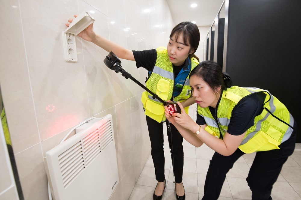 코레일 직원들이 불법 촬영 범죄를 사전 차단하기 위해 고성능 몰래카메라 탐지기로 역 화장실을 점검하는 모습(코레일 제공)© News1