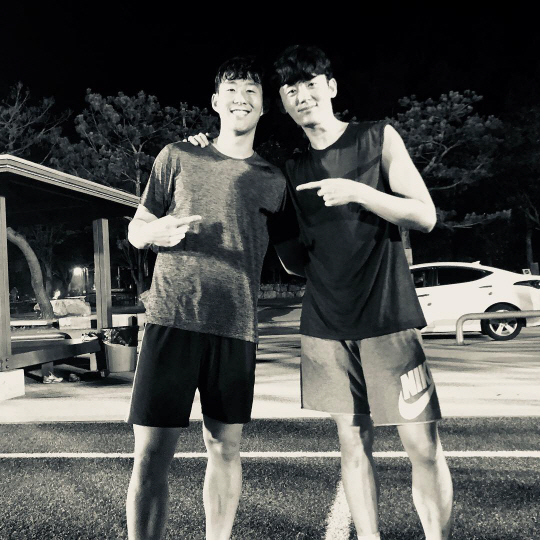 Actor Lee Ji-hoon showed off his warm friendship with soccer star Son Heung-min.Lee Ji-hoon posted a picture on his SNS on the 15th with an article entitled So cool! Heungmin! Everything is good!Lee Ji-hoon and Son Heung-min in the photo stand on the grass in light athletic gear, as if they enjoyed playing football together; both of them are warmly smiling faces.Son Heung-min has been acquainted with Ryu Jun-yeol - Kim Jun-su, who returned home after the 2018 World Cup in Russia.Lee Ji-hoon is appearing on KBS2 Great Inheritance.