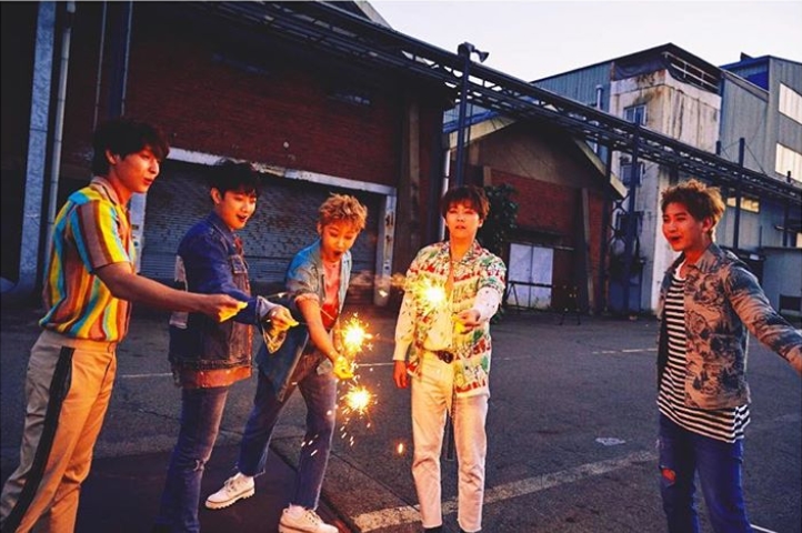 Band FT Island leader Choi Jong-hoon released a new concept photo of Summer Night.Choi Jong-hoon posted a picture on his Instagram on July 15 with an article entitled Dream of Summer Night.In the photo, FT Island members Choi Jong-hoon, Lee Hong-gi, Lee Jae-jin, Choi Min-hwan and Song Seung Heon showed fireworks together.The members added a refreshing charm by wearing various colors of costumes. The bright smile of the members attracts attention.Fans who came across the photos poured out favorable comments such as The photo is so beautiful, Im looking forward to it, How long is the title of Hangul and The atmosphere is the best.delay stock