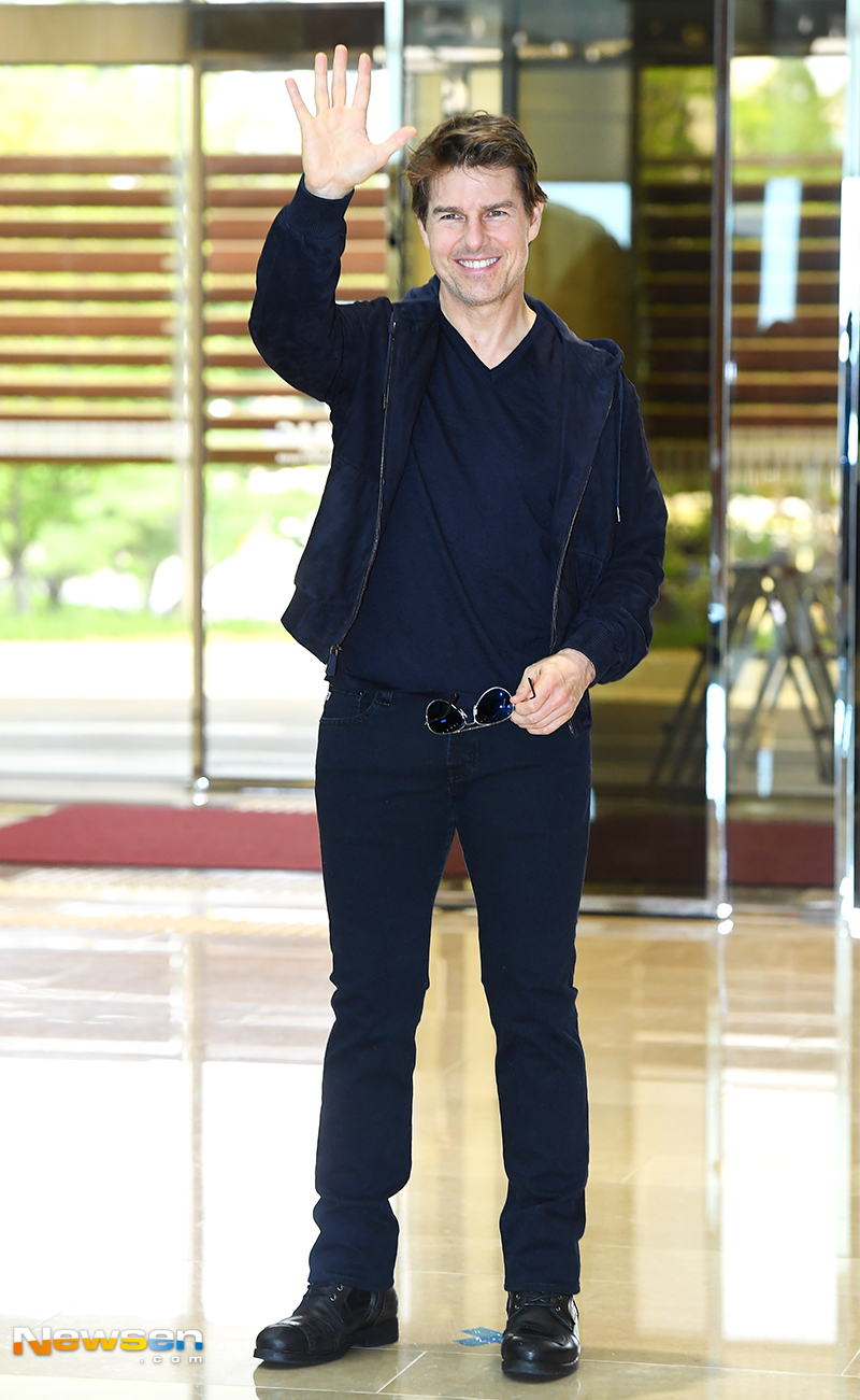 Hollywood actor Tom Cruise flew to Korea on a private plane through Gimpo International Airport in Gangseo-gu, Seoul on July 15 to promote the movie Mission Impossible: Fallout.Tom Cruise is walking out of the arrival hall on the day.Meanwhile, Mission Impossible: Fallout (director Christopher Macquarie) is an action blockbuster that must end the inevitable mission as the choice of all good wills made by top spy agent Ethan Hunt (Tom Cruise) and the IMF team returns to its worst result.It is scheduled to be released for the first time in the world on July 25.yun da-hee
