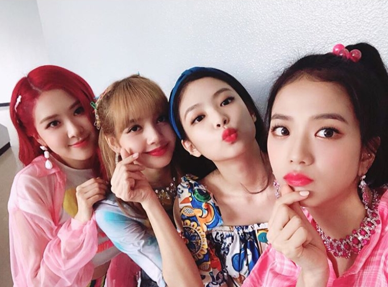, this is why the YG jewelry boxSBS Inkigayo certified photo of group BLACKPINK was released.BLACKPINK Official Instagram will feature Blink (BLACKPINK Official Fandom Name)s strong cheering bluffs. Thank you always. I love you.Blink Bluffing FOREVER (forever) with the post, the photo was posted.The photos included the brilliant beauty of BLACKPINK members.Members Jenny Kim, JiSoo and Rose are posing for a finger heart while Lisa smiles as she poses for a V.The distinctive features of the members and the skin like glutinous rice cake catch the eye.The fans who responded to the photos responded such as It is really beautiful, I love you and Let our queens forever.delay stock