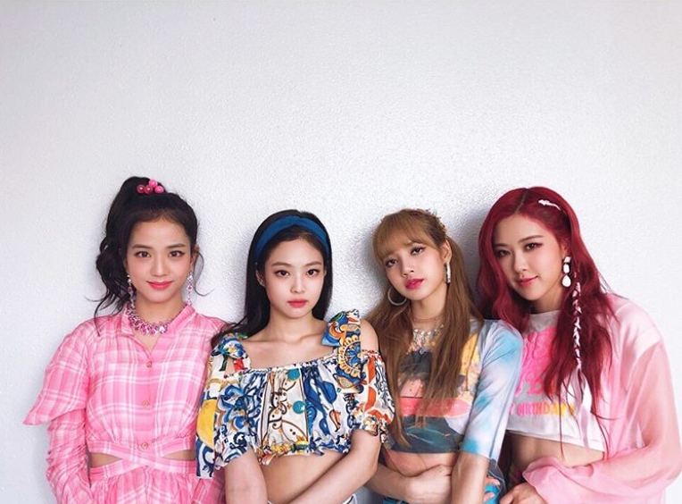 , this is why the YG jewelry boxSBS Inkigayo certified photo of group BLACKPINK was released.BLACKPINK Official Instagram will feature Blink (BLACKPINK Official Fandom Name)s strong cheering bluffs. Thank you always. I love you.Blink Bluffing FOREVER (forever) with the post, the photo was posted.The photos included the brilliant beauty of BLACKPINK members.Members Jenny Kim, JiSoo and Rose are posing for a finger heart while Lisa smiles as she poses for a V.The distinctive features of the members and the skin like glutinous rice cake catch the eye.The fans who responded to the photos responded such as It is really beautiful, I love you and Let our queens forever.delay stock