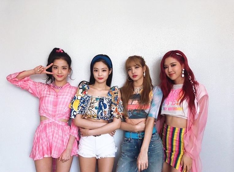 , this is why the YG jewelry boxSBS Inkigayo certified photo of group BLACKPINK was released.BLACKPINK Official Instagram will feature Blink (BLACKPINK Official Fandom Name)s strong cheering bluffs. Thank you always. I love you.Blink Bluffing FOREVER (forever) with the post, the photo was posted.The photos included the brilliant beauty of BLACKPINK members.Members Jenny Kim, JiSoo and Rose are posing for a finger heart while Lisa smiles as she poses for a V.The distinctive features of the members and the skin like glutinous rice cake catch the eye.The fans who responded to the photos responded such as It is really beautiful, I love you and Let our queens forever.delay stock