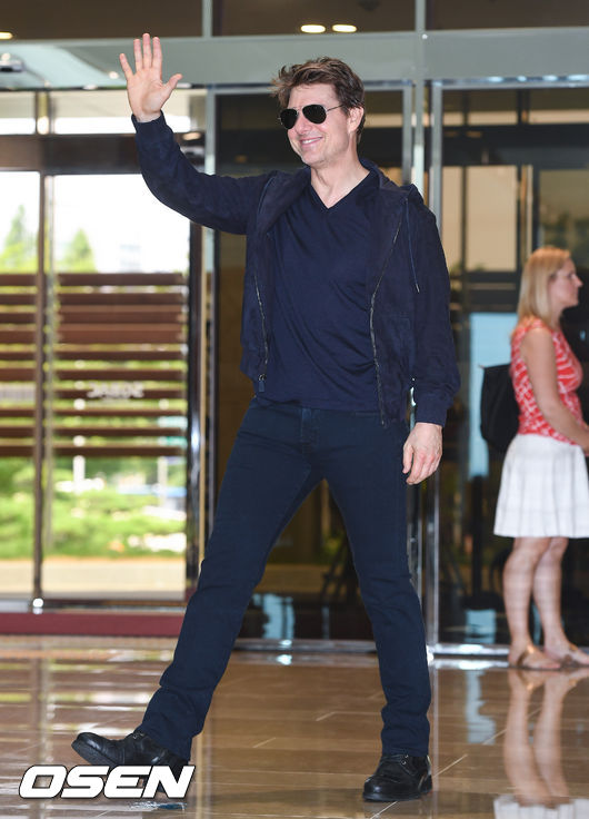 Hollywood actor Tom Cruise made a movie promotion through the SGBAC Business Aviation Center at Gimpo Airport in Seoul on the afternoon of the 15th.Tom Cruise came to Korea with director Christopher Walken Macquarie, who directed Mission Impossible: Fallout (hereinafter referred to as Mission 6).The movie Mission 6 is an action blockbuster that has to end an inevitable mission as the choice of all good wills by top spy agent Ethan Hunt (Tom Cruise) and the IMF team returns to its worst results, and will be released for the first time in the world on the 25thTom Cruise is posing.