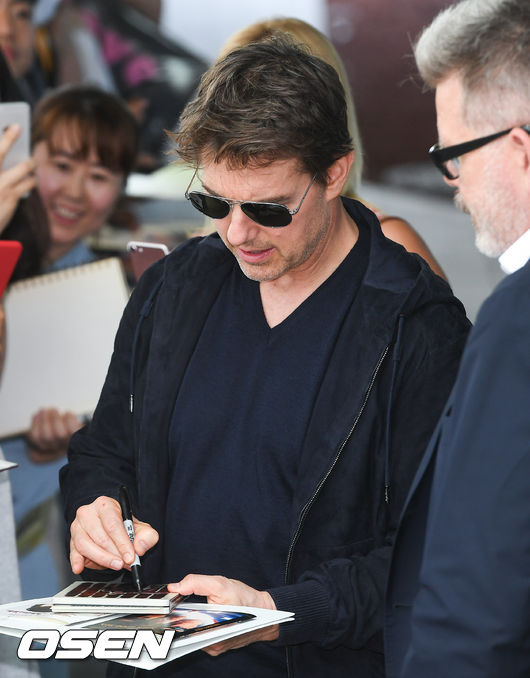 Hollywood actor Tom Cruise made a movie promotion through the SGBAC Business Aviation Center at Gimpo Airport in Seoul on the afternoon of the 15th.Tom Cruise came to Korea with director Christopher Walken Macquarie, who directed Mission Impossible: Fallout (hereinafter referred to as Mission 6).The movie Mission 6 is an action blockbuster that has to end an inevitable mission as the choice of all good wills by top spy agent Ethan Hunt (Tom Cruise) and the IMF team returns to its worst results, and will be released for the first time in the world on the 25thTom Cruise is signing autographs to fans
