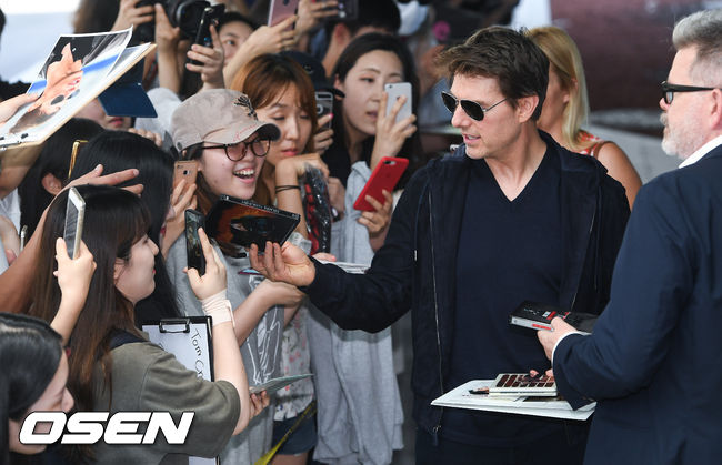 Tom Cruise and Henry Lau Carville, Love and Simon Pegg of Mission Impossible: Fallout will be fans of Korea fans this time.Tom Cruise made a promotional campaign for the movie Mission Impossible: Fallout (hereinafter referred to as Mission Impossible 6) through the SGBAC Business Aviation Center at Gimpo Airport in Seoul on the afternoon of the 15th.Tom Cruise visited Korea with Christopher Macquarie of Mission Impossible 6.Henry Lau Carville also visited Korea through Incheon International Airport this afternoon. He greeted his fans kindly to welcome him.Love, Simon Pegg is scheduled to arrive on the 16th.Mission Impossible 6 completed the French Paris and London European Premiere, the background of the sixth series, followed by the first Asian tour to Korea.Tom Cruise is the ninth Korean to come this year since his first visit in 1994.In 2009, when the movie Operation Name Balkyri was promoted, Asia was the only one to visit Korea and showed special affection.Tom Cruise, who is so affectionate about Korea, showed the charm of friendly Tom, such as communicating with fans again.Henry Lau Carville, who met with Korean fans for the first time, attracted attention by showing friendly fan service such as signing and eye contact.I also received a special gift and gave my gratitude to my fans.The Mission Impossible 6, which completed the Korean War, announced another special news to fans.SBSs Sunday is good - Running Man (hereinafter referred to as Running Man) appearance was confirmed. I was discussing the appearance on the 13th, but decided to appear.In particular, Love and Simon Peg are expecting to appear.Tom Cruises appearance in an entertainment program with action such as missions and quizzes is an unusual line.When he was named Operation Name Valkyli in 2009, he appeared on TVN Field Talk Show Taxi, but he is the first to appear in an outdoor entertainment program like Running Man.Running Man raised expectations by releasing the appearances of Tom Cruise, Henry Lau Carville, Love and Simon Pegg in the preview video at the end of the broadcast.The 9th year Running Man, which has mastered all missions, and the actors of Mission Impossible: Fallout, the end of the worlds spy, will perform a different confrontation mission together.Meanwhile, Mission Impossible: Fallout is an action blockbuster that must end the inevitable mission as the choice of all good wills made by top spy agent Ethan Hunt (Tom Cruise) and the IMF team returns to its worst results.It will be released in Korea for the first time in Korea with 2D, 3D, IMAX 2D, IMAX 3D, 4DX and SUPER 4D on the 25th.