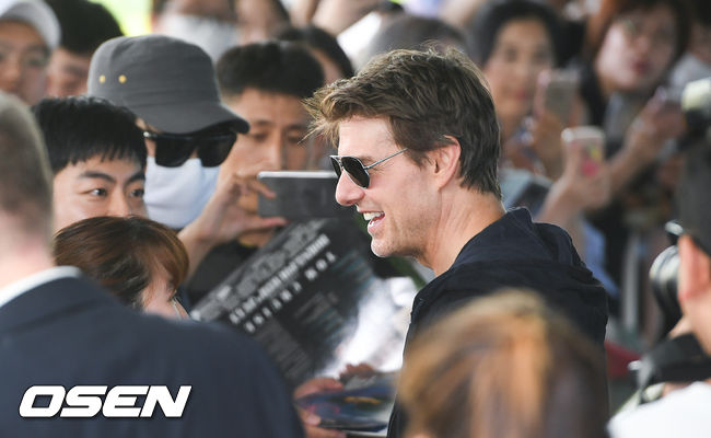 Tom Cruise and Henry Lau Carville, Love and Simon Pegg of Mission Impossible: Fallout will appear in entertainment programs as well as meet fans.Tom Cruise and Henry Lau Carville were in Korea on the afternoon of the 15th. Tom Cruise was the ninth, and Henry Lau Carville was the first.Tom Cruise greeted his fans with a relaxed appearance as he was the ninth Korean.Tom Cruise, who visited Korea through the SGBAC Business Aviation Center at Gimpo Airport in Seoul, smiled brightly at the welcome of fans.Tom Cruise, who showed a reversal fan service every time he visited Korea, also signed the fans request for signing and took pictures.He was also a friendly Tom, expressing his gratitude to the fans gifts.Henry Lau Carville waved to fans who came out to see him and met close with fans.I was surprised by the special gifts of the fans and gave a sign to me.Tom Cruise and Henry Lau Carville attracted attention with their fan service, which reminds them of fan meetings at the airport first.Love and Simon Pegg will work on the schedule with Tom Cruise and Henry Lau Carville in Incheon International Airport on the 16th.Love, Simon Pegg is the first Korean in two years since the 2016 movie Star Trek Beyond.In addition, they are expecting SBSs Sunday is good - Running Man (hereinafter referred to as Running Man).The three actors participate in the recording of Running Man and compete with the members of Running Man.Unlike Hollywood stars who usually appear in studio entertainment, Tom Cruise, Henry Lau Carville, Love, and Simon Pegg are unusual moves, including performances of entertainment programs with missions and quizzes.The nine-year Running Man, who mastered all missions, and the actors of Mission Impossible: Fallout, the worlds end-of-the-world spy king, will perform a different confrontation mission together.The preview video of the end of the Running Man broadcast on the 15th is being released, raising expectations. Running Man, which they appear in, will be broadcast on the 22nd.