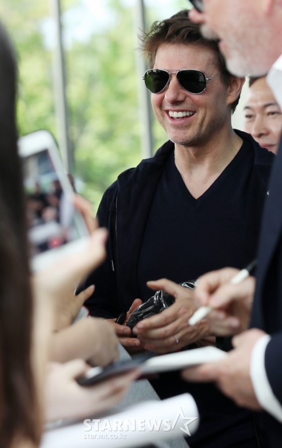 Tom Cruise arrived at Gimpo Airport on the afternoon of the 15th and officially visited Korea for the ninth time.He is promoting worldwide ahead of the release of the movie Mission Impossible: Fallout (Mission Impossible 6), which is about to be released on the 25th, and he came to Korea on a chartered plane with director Christopher Walken Macquarie.Tom Cruise, who appeared at the arrivals with his sunglasses in a comfortable black outfit, showed off his Hollywood top star-down relaxed manners by posing with director Christopher Walken Macquarie after a glad wave.Henry Lau Carville, a rival to Ethan Hunt in the play, also arrived at Incheon International Airport on the afternoon of the 15th.He has been enjoying high awareness and popularity in Korea by playing Superman character, representative of DC heroine such as Man of Steel and Batman vs Superman.In addition to this, Tom Cruise, Henry Lau Carville and Simon Pegg, all of the stars in Korea decided to appear in the Korean entertainment program Running Man at once.Their broadcast is scheduled for the 22nd.