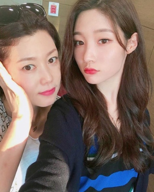 DIA Jung Chae-yeon reveals the mother of beautiful beautiful lookOn the 15th, Jung Chae-yeon posted a picture on the gods instagram with an article entitled Momma.The photo shows Jung Chae-yeon, who is taking a self-portrait with his mother.Jung Chae-yeon proves that he inherited the superior gene from his mother, from clear features and flawless skin.Meanwhile, Jung Chae-yeon recently appeared in the KBS2 two-part drama Tojenny.