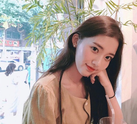 Actor Jin Da-bin drew attention to the feminine beauty that was flooded.Jeong Da-bin posted a photo on her Instagram page on Saturday.In the open photo, Jin Da-bin is staring at the camera with his long wave head hanging down.The Jeong Da-bin, who seems to have missed Litter, is surprised by the mature feminine beauty.Meanwhile, Jin Da-bin is reviewing his next work after the end of SBS Drama Kiss First.