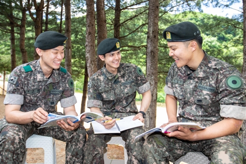 남고희 일병(사진 가운데) [육군제공=연합뉴스]