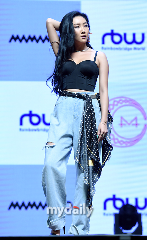 MAMAMOO Hwasa greets her at the showcase of her mini-album Red Moon at the Gwangjang Dong Yes 24 Live Hall in Seoul on the afternoon of the 16th.The title song You and the Year is an impressive song with a cider-like song that gives a step to the couple who always thinks about themselves and takes care of themselves, unlike himself who thinks of the other person first.