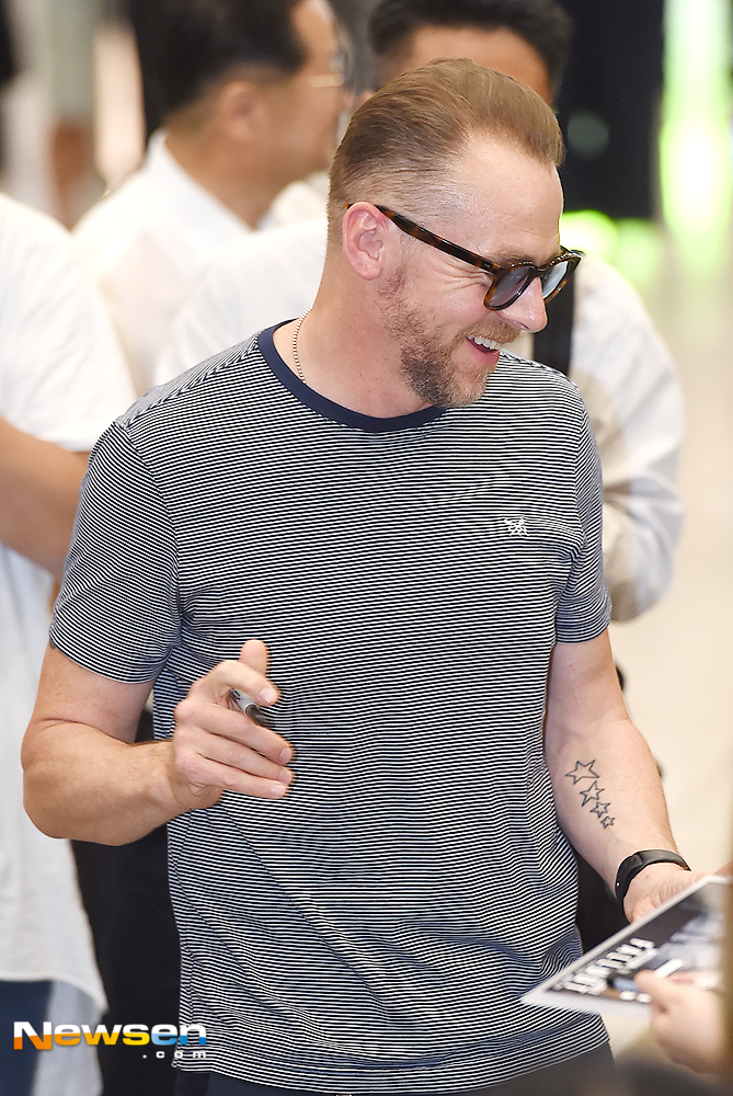 Actor Love and Simon Peg made a publicity car for Mission Impossible: Fallout on July 16th through the first terminal of Incheon International Airport in Unseo-dong, Jung-gu, Incheon.Love, Simon Pegg, is signing a fan as he leaves the gate.useful stock