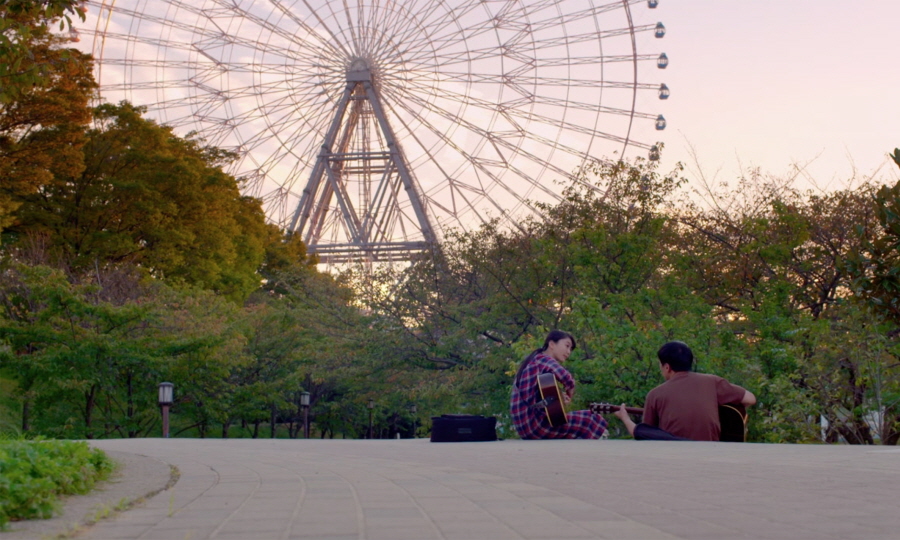 Serial Killer chased land mine detective... if he ran into the killer again This BIFAN is also a good opportunity to meet his 12 masterpieces on screen, including <Bit> <No Sun> <Dunggae>.The Jung Woo-sung SEK exhibition following last years Jeon Do Yeon SEK exhibition is a place to reevaluate Korean movies from the 1990s to the latest work <Asura> <Steel Rain> <The Day, Sea>.Thats not all.The 20th Anniversary SEK screening of Indistory Co., Ltd., which introduces five feature films and fourteen shorts including <Fantia of Midsummer>, is a meaningful SEK exhibition that can confirm the development history of Korean independent films since the 2000s.If these two SEKs refer to the past of Korean movies in this BIFAN, Korea Fantastic Duo Feature - Competition, which introduces 9 films, Korea Fantastic Duo Feature - Invitation, which is a new work of 3 out of 7 films, and Korea Fantastic Duo - Short It is a key element of BIFAN that can enjoy the front line.I would like to introduce three new hot and hot films. Here is the power of the colorful and young Korean genre film I met in Bucheon.The scene where the singer-turned-actor Kang Doo sings Dream of becoming a water reminds me of the magical moments of a good movie.The song of Lucid Paul, which called the memorial song for the year, confirms the singing power of Kangdu and metaphorically implies the dream and wandering of the main character universe in <Winner Riesenrad>.This is the movie Wiener Riesenrad co-directed by Baek Jae Ho and Lee Hee-seop.It is full of the emotions of healing, which firmly believes that someone can comfort us, youth, and us with music, movies.The universe (Gangdu), which has been derailed by drunkenness, conveys to Osaka University, which has been on a business trip.And I think of the situation that I imported the boat which had a big accident, and now it is missing.Finding him who talked about music together is probably nothing more than Summertime recovering the what the band-born universe lost.At the Osaka University, the universe meets Haruna (Hori Haruka), who is also hurt and shrinked by the disaster, comforts him with music and looks back on his now.Wiener Riesenrad only spins up and down, returns to its place without moving forward, but makes it go further than the ground and look somewhere.The Wiener Riesenrad, which appears steadily in the movie, is a representative of youth named universe, which wants to move forward with the world but does not know where its position is yet.The reason why you want to support the space vacation, the unclear Summertime with music, is not complicated.We believe that the universe that experienced loss and the day are going to take a step anywhere.Just as the cinematic Summertime of director Baek Jae Ho, who made Them Dead (2014), did.director Kim Sun-woong3 Korean Films Meet at 22nd Bucheon International Film Festival