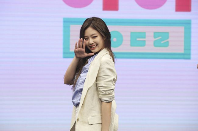 Black Pink Jenny Kim is chewing on TV entertainment following the music charts, and she has also revealed her natural chart Eater temperament as a singer.Jenny Kim, who appeared on SBS popular entertainment Running Man, is receiving a love of viewers with a cute charm, beauty, and a bogus bangson.Jenny Kim was the first real-time search before and after the Running Man last holiday.Black Pink, a popular girl group with Jenny Kim, appeared as a guest on SBS Running Man which was broadcast on the afternoon of the 15th, and showed the talents and talents that have been hidden through Get My Heart on Couple Race.Here, Jenny Kim, along with partner Lee Kwang-soo, pulled the bomb to the end and became the main character of the final penalty and became a new bang.Jenny Kims charm began to burst from the first event: the stage of the talented mine event, which was held over the bag replacement.After seven guests picked up two of their talents and opened Battle, the first couple could get a chance to change their bags.Jenny Kim had to dance to the concept that was picked regardless of music, but she turned upside down in the power concept and burst into a bullfire around her.The second bag replacement mission is the Mirrors Room vs Horror Room, where two couples pass through each room with water and the remaining water team wins.The couple who also played Battle here were the Gwangsu and Jenny Kim.The winner of the Horror Room and Mirrors Room Battle was the ultimate and JiSoo, but the laugh was created by Jenny Kim.Finally, JiSoo couple hit Ji Seok-jin and Yoon Bo-ra couple, and Haha and Jeon So-min beat Yoo Jae-Suk and Yoo Jae-Suk.Lee Kwang-soo and Jenny Kim chose the horror room at the production team and Battle, and Jenny Kim rushed out of the way but was terrified, eventually leading Lee Kwang-soo again.Jenny Kim eventually threw a glass of water down as she cried; Jenny Kim held Lee Kwang-soo and kept her from moving.Jenny Kim did not stop crying when she escaped from the room.In her appearance on Running Man, Jenny Kim also revealed her childhood photos as a surprise: a small face that is no different from now and a distinctive features that proves to be a mother-of-pearl beauty.The neat appearance of a young JiSoo staring at one place with his head in the head caught the attention of the members.As soon as the members saw it, they said, Jenny Kim and JiSoo!Jeji, who chose Running Man as his first entertainment appearance after the birth of Black Pink, showed off his unique presence from the appearance.The charismatic DDU-DU DDU-DU stage in the cheers of the members of the cast made the filming scene hot.In the following charm mission, the members melted their hearts with a youthful reversal of the heart and laughed.In particular, Jenny Kim showed unexpected anti-war charm and became a new character end king and made members laugh.The members of Running Man were surprised to say, I did not know that Jenny Kim was really like this.Meanwhile, Jenny Kim recently showed off her charm of reversal with a song Three Bears dance in JTBC Idol Room.It was a cuteness that was not a member of the girl crush group Black Pink, which is racing toward 200 million views with Tududududu.Black Pink caught the eye in Idol Room, which is different from the charismatic charm on stage.Running Man, Idol Room, Cosmopolitan Offers