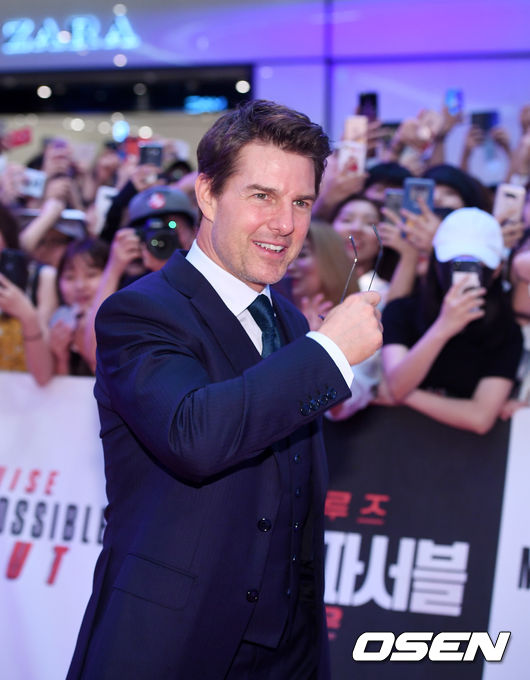 The movie Mission Impossible: Fallout was held at Lotte World Tower in Songpa-gu, Seoul on the afternoon of the 16th at Red Carpet event.Tom Cruise is posing in.