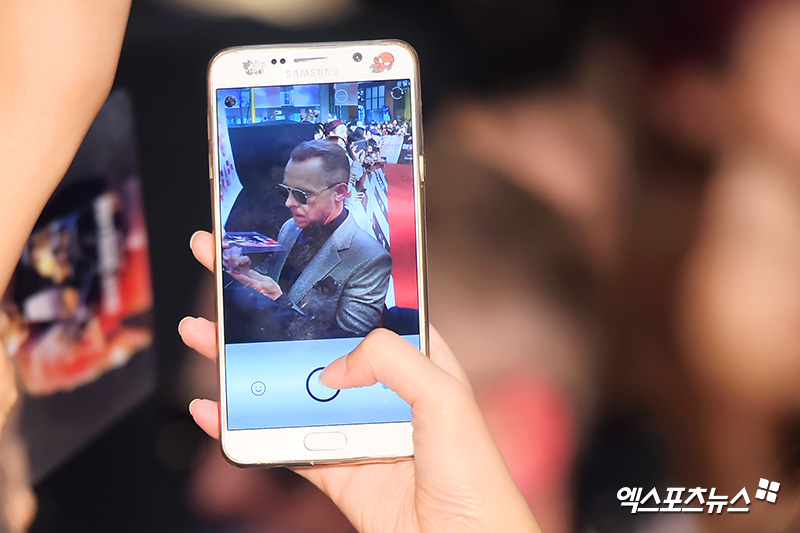 Fans filming actor Love and Simon Pegg on their mobile phones who attended the Red Carpet event in the movie Mission Impossible: Fallout at Lotte World Mall in Sincheon-dong, Seoul on the afternoon of the 16th.