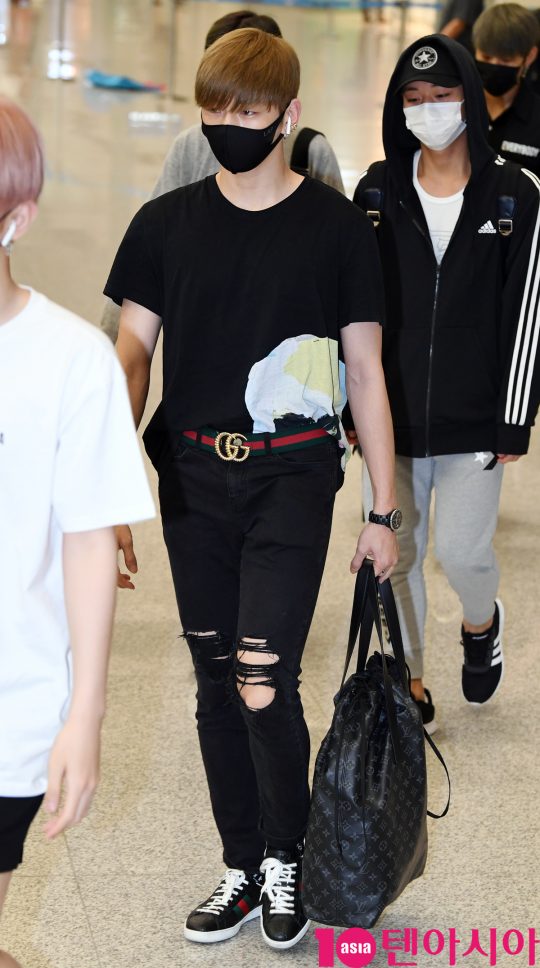 Group Wanna One (Kang Daniel, Park Ji-hoon, Lee Dae-hwi, Kim Jae-hwan, Ong Sung-woo, Park Woo-jin, Lai Kuan-lin, Yoon Ji-sung, Hwang Min-hyun, Bae Jin-young and Ha Sung-woon) Kang Daniel arrives through Incheon International Airport after performing in Jakarta on the morning of the 17th.