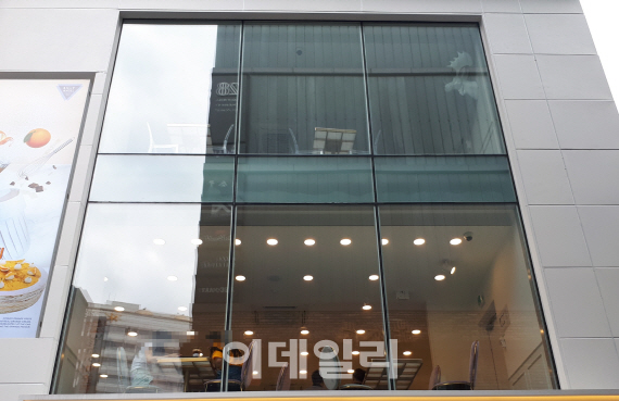 서울 명동의 한 카페 2층 내부가 밖에서도 훤히 들여다보인다.(사진=조해영 기자)